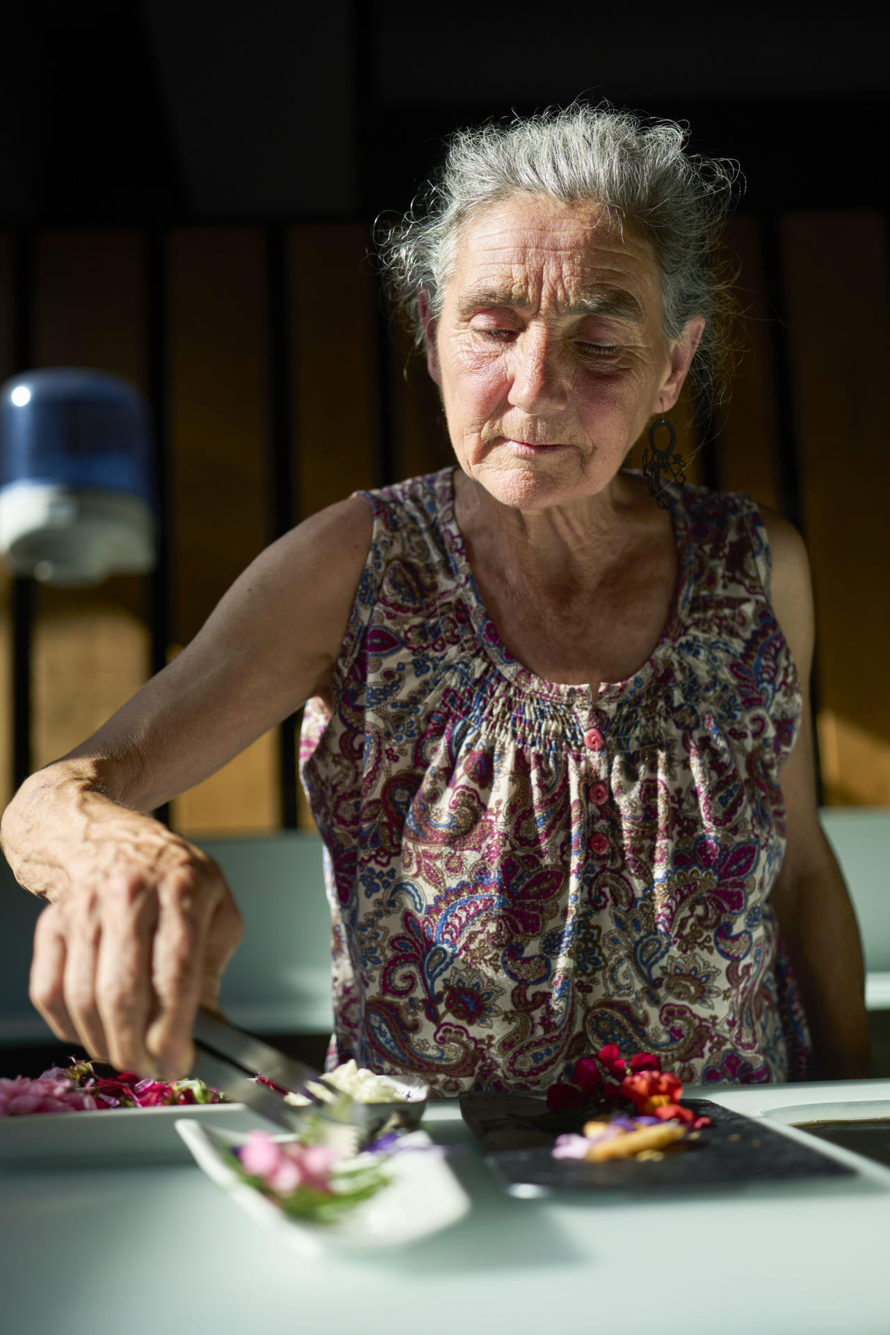La bióloga y etnobotánica Clara Gutiérrez prepara uno de los pintxos con flores comestibles, elaborado por profesionales de SEA Hostelería, momentos antes de impartir un taller de flores comestibles organizado por SEA Hostelería en el marco del Festival de Flores de Vitoria-Gasteiz. EFE/ Adrián Ruiz Hierro