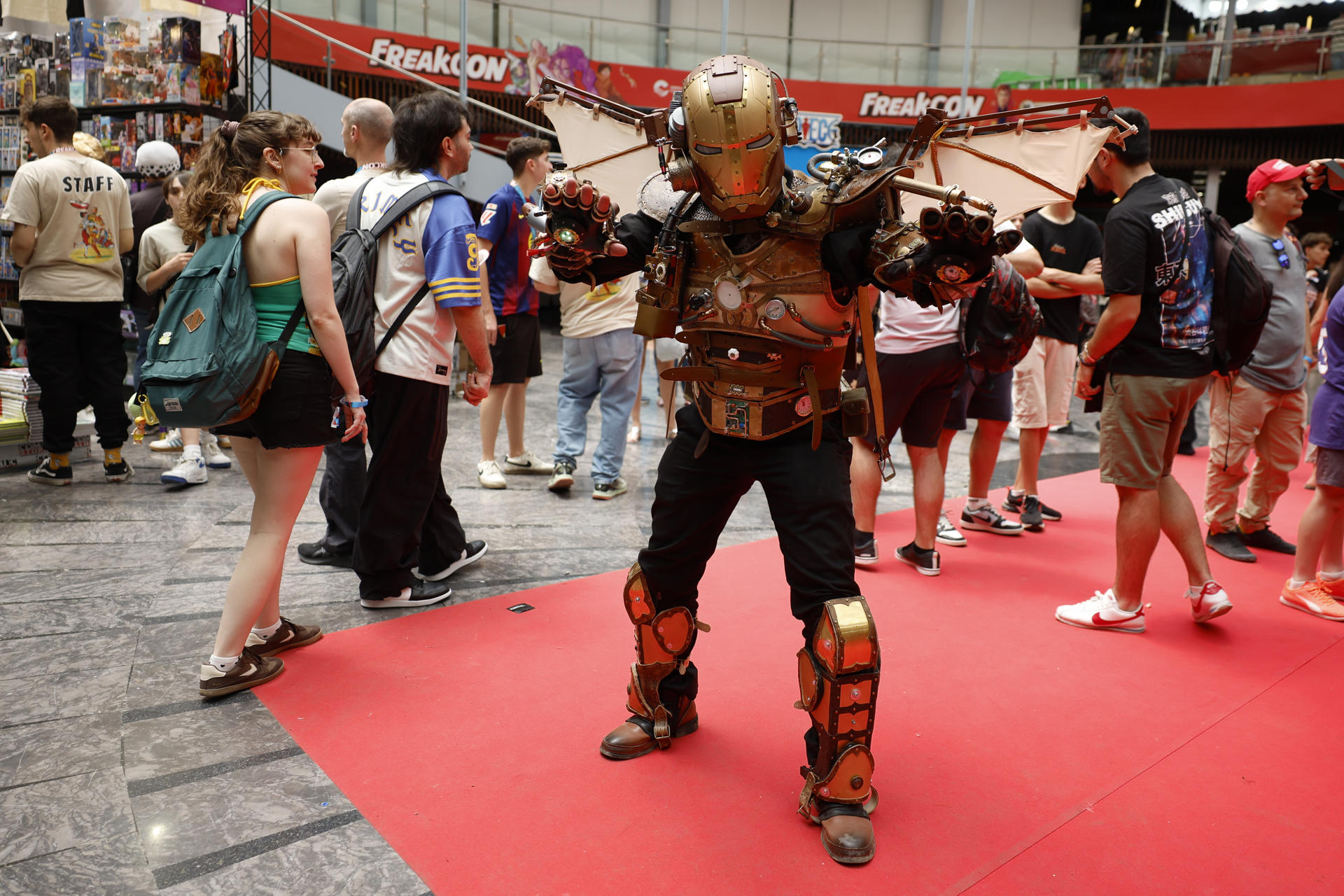 Miles de aficionados a la cultura pop se dan cita este fin de semana en la décima edición de FreakCon, en Torremolinos (Málaga), un evento que cuenta con más de sesenta invitados nacionales e internacionales y más de seiscientas horas de programación dirigidas a públicos de todas las edades. EFE/ Jorge Zapata
