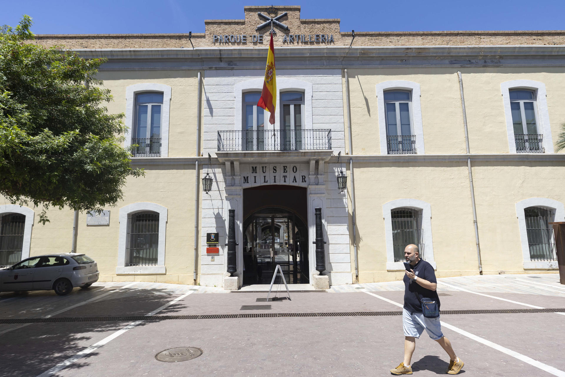 Puerta principal del museo historico militar de Cartagena, donde se encuentra el cañón, de la marca Whitworth, fabricado en Manchester (Reino Unido) en 1873, que el cineasta Sergio Leone utilizó para el rodaje en Burgos de su popular película “El bueno, el feo y el malo”. EFE/Marcial Guillén