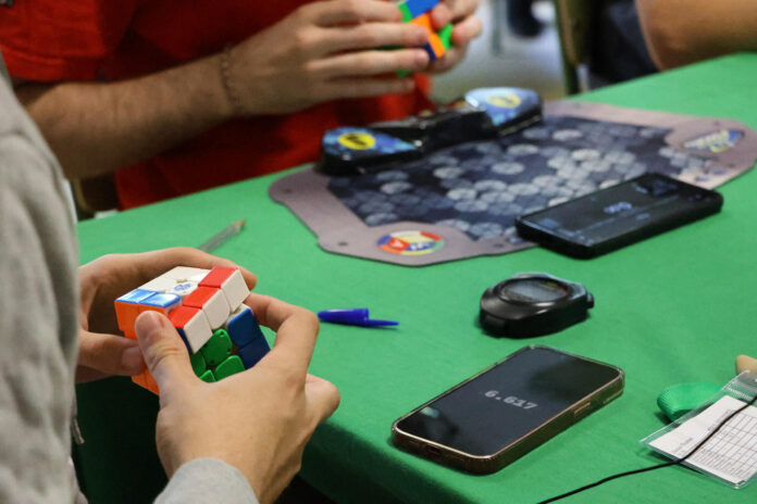 Más de 60 jóvenes llegados de distintos puntos de España y del extranjero convierten este fin de semana al pueblo cántabro de Liérganes en uno de los epicentros nacionales del 'speedcubing', una competición oficial en la que los participantes tratan de resolver en el menor tiempo posible distintos rompecabezas giratorios, entre ellos el popular cubo de Rubik. EFE/ Celia Agüero Pereda
