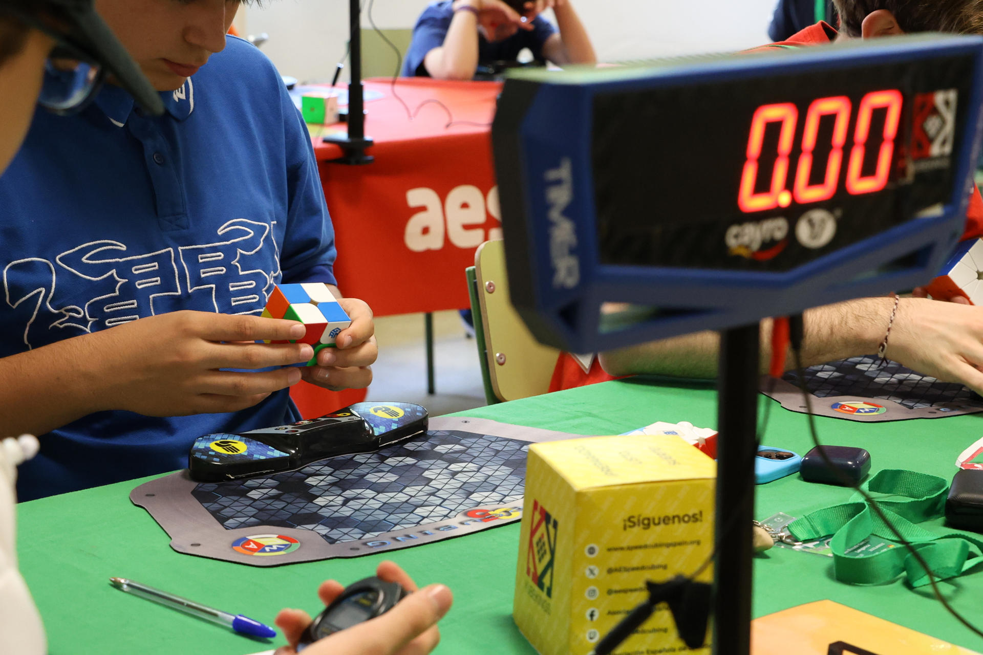 Más de 60 jóvenes llegados de distintos puntos de España y del extranjero convierten este fin de semana al pueblo cántabro de Liérganes en uno de los epicentros nacionales del 'speedcubing', una competición oficial en la que los participantes tratan de resolver en el menor tiempo posible distintos rompecabezas giratorios, entre ellos el popular cubo de Rubik. EFE/ Celia Agüero Pereda
