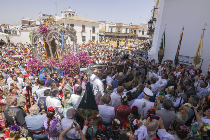 Sábado de presentaciones de las hermandades ante la Virgen del Rocío, este sábado en la aldea almonteña.-EFE/ Alberto Díaz
