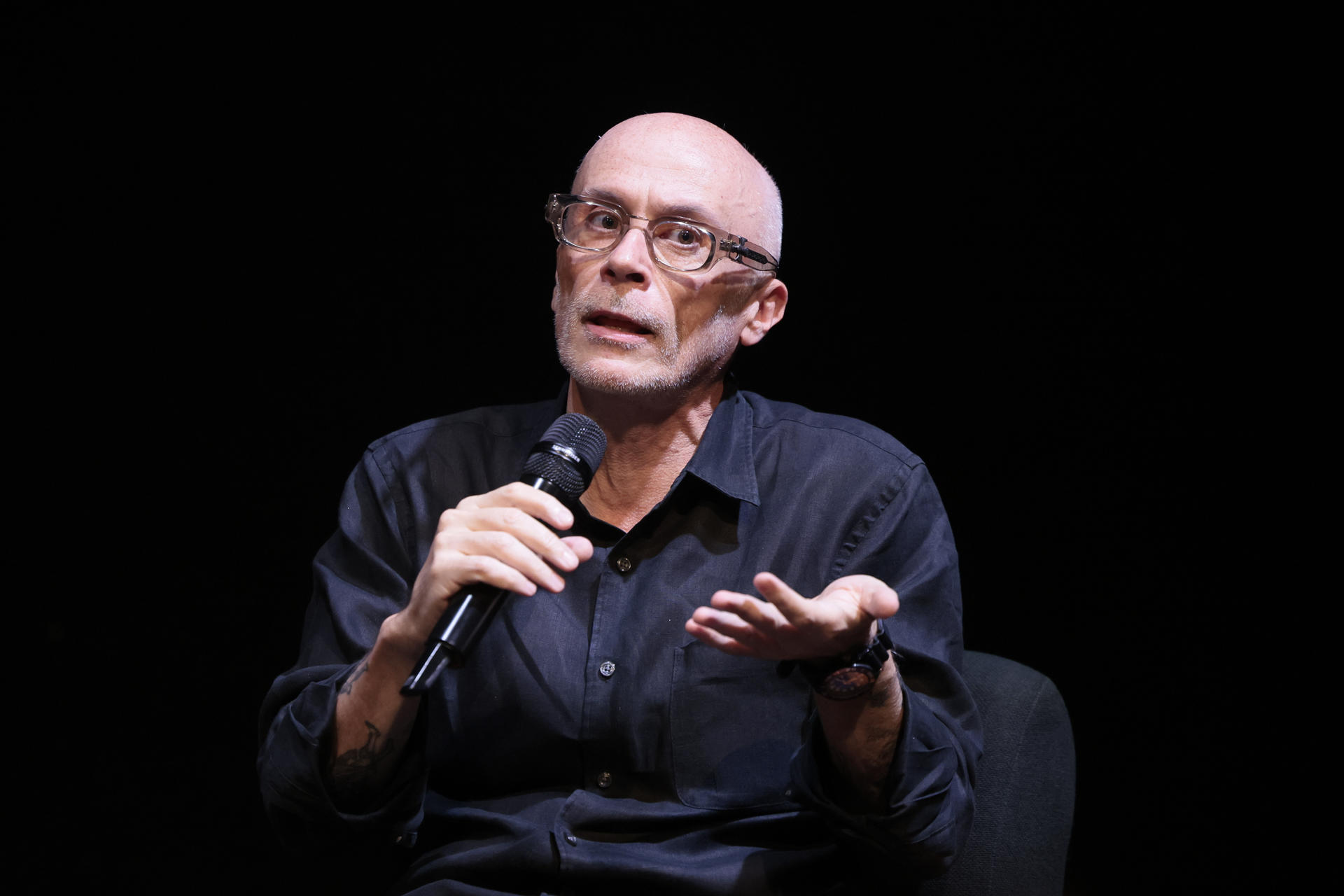 El productor teatral Óscar Carnicero habla durante una rueda de prensa este sábado, en Ciudad de México (México). EFE/José Méndez
