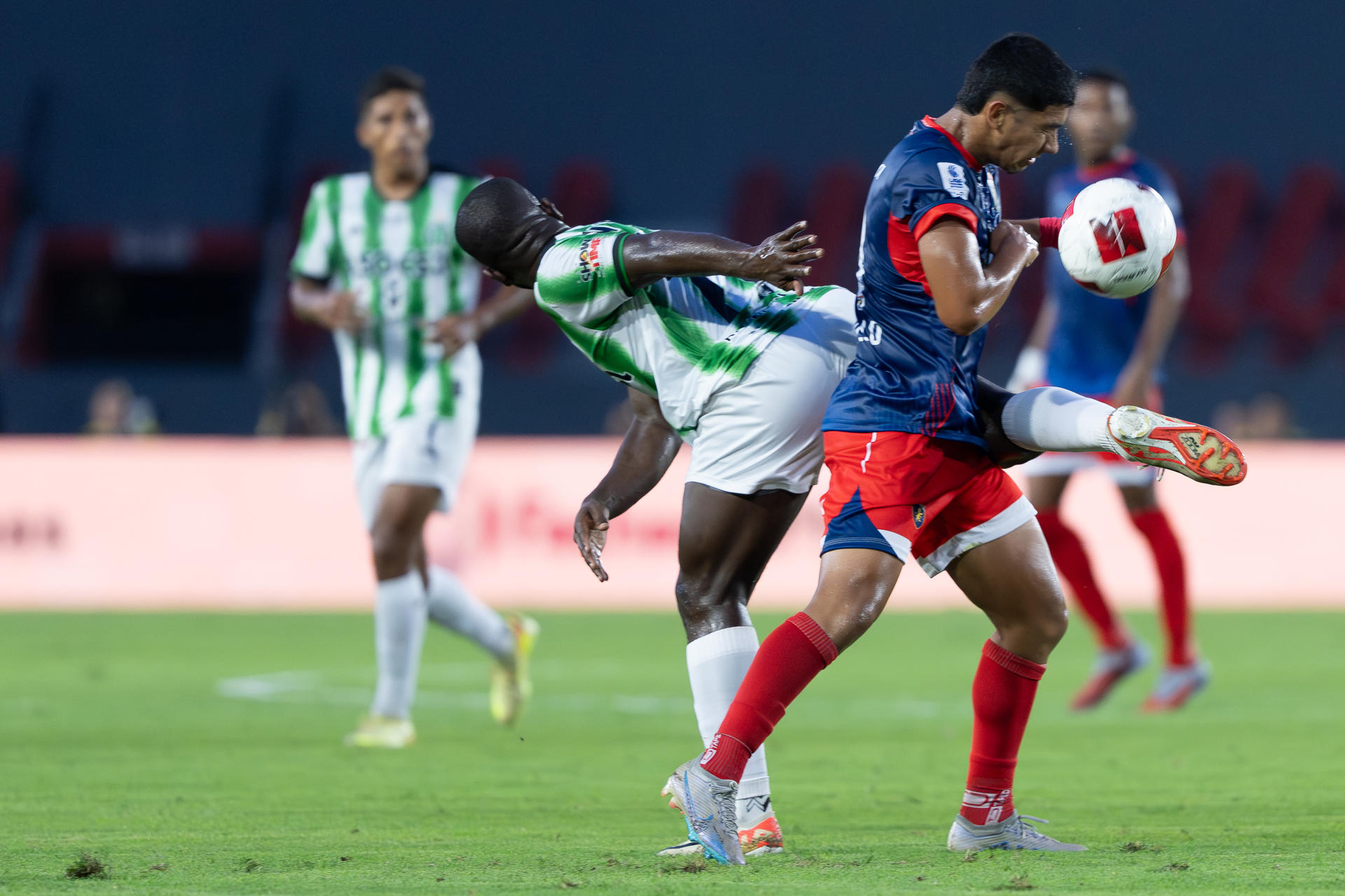 Gabriel Chiari (i), de Alianza, disputa el balón con Daivis Murillo, de Plaza Amador, este sábado en la final de la Liga Panameña de Fútbol en el estadio Maracaná en Ciudad de Panamá. EFE/ Eliecer Augusto Aizprua Banfield