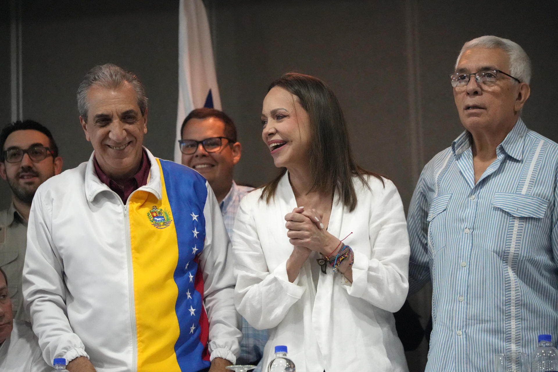 La líder opositora venezolana y Premio Nobel de la Paz 2025, María Corina Machado (c), reacciona durante una reunión con personalidades de la diáspora venezolana este sábado, en Ciudad de Panamá (Panamá). EFE/ Aris Mariota
