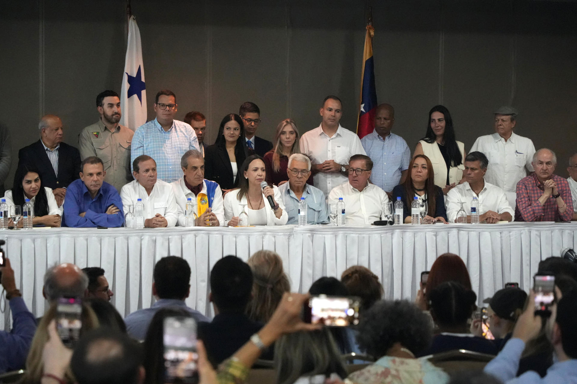 La líder opositora venezolana y Premio Nobel de la Paz 2025, María Corina Machado (c-i), habla durante una reunión con personalidades de la diáspora venezolana este sábado, en Ciudad de Panamá (Panamá). EFE/ Aris Mariota
