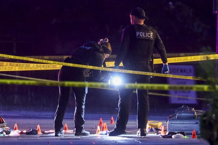 Agentes de policía fueron captados este 23 de mayo al inspeccionar la escena de un tiroteo cerca del complejo de la Casa Blanca, en la calle 17 y la avenida Pennsylvania NW, en Washington DC (EE.UU.). EFE/Jim Lo Scalzo
