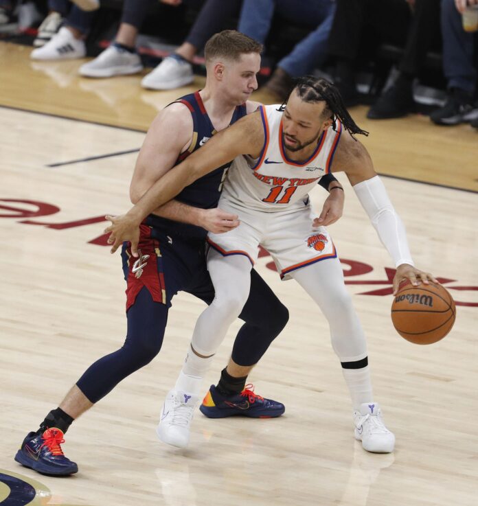 El escolta de los Cleveland Cavaliers, Sam Merrill (i), defiende al escolta de los New York Knicks, Jalen Brunson (d), durante el partido 3 de las Finales de la Conferencia Este de la NBA. EFE/EPA/DAVID MAXWELL
