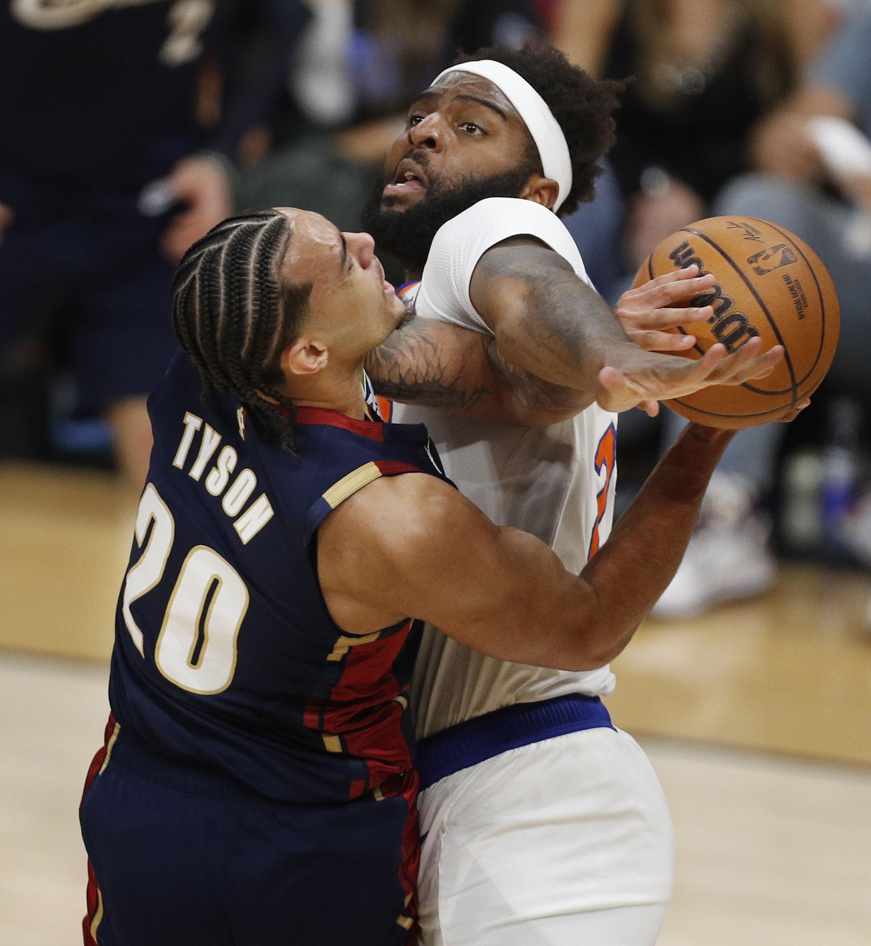El escolta/alero de los Cleveland Cavaliers Jaylon Tyson (I) se dirige a la canasta contra el pívot/alero de los New York Knicks Mitchell Robinson (D) durante el partido 3 de las Finales de la Conferencia Este de la NBA. EFE/EPA/DAVID MAXWELL
