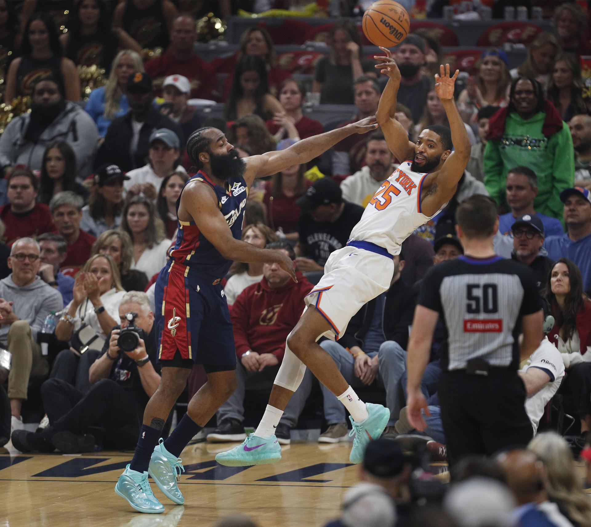 El escolta de los Cleveland Cavaliers, James Harden (i), defiende contra el escolta/alero de los New York Knicks, Mikal Bridges (d), durante el partido 3 de las Finales de la Conferencia Este de la NBA. EFE/EPA/DAVID MAXWELL
