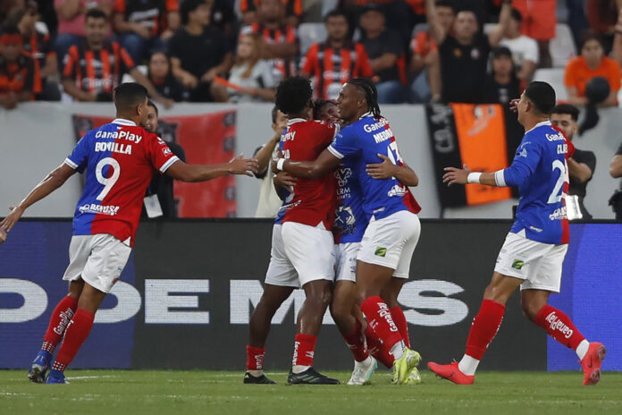 Jugadores del Club Deportivo FAS celebran al ganar la final de la Liga Mayor de Fútbol de El Salvador contra Deportivo Águila, este sábado en el Estadio Jorge 'Mágico' González. EFE/Rodrigo Sura

