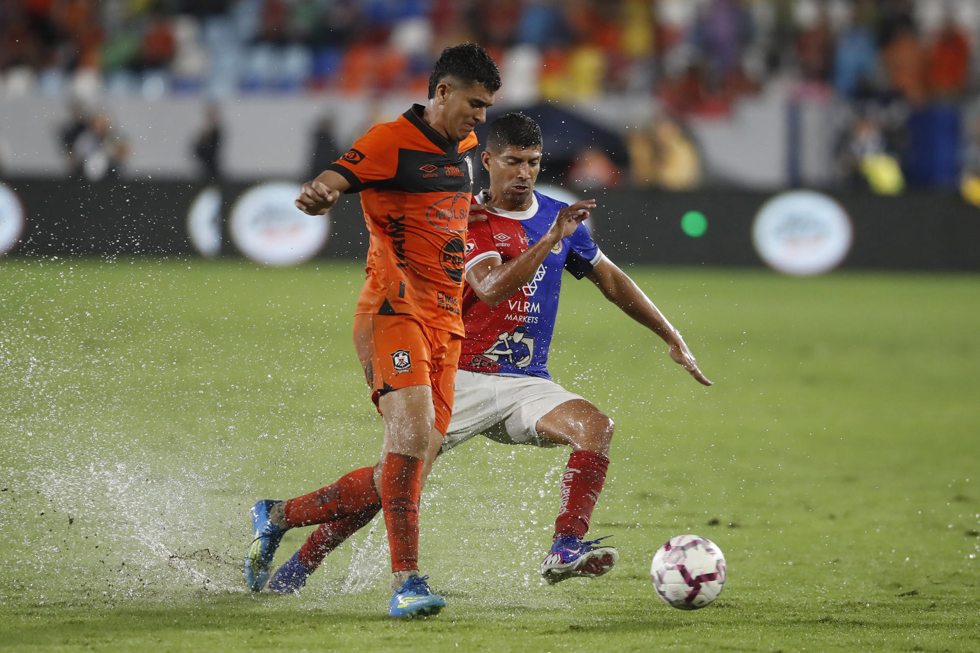 Nelson Bonilla (d), de FAS, disputa el balón con Julio Sibrián, de Águila, este sábado en la final de la Liga Mayor de Fútbol de El Salvador en el Estadio Jorge 'Mágico' González. EFE/Rodrigo Sura
