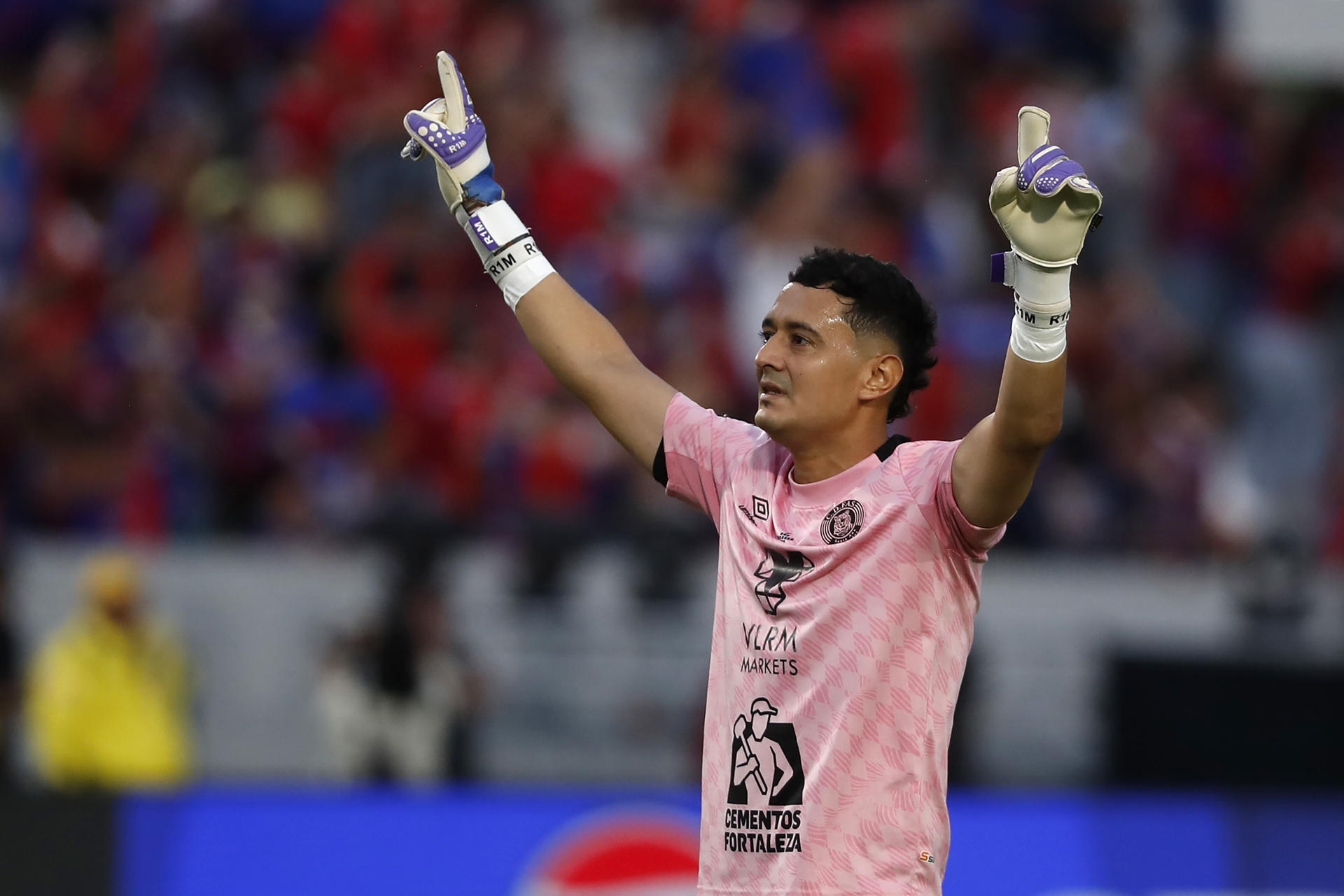 Kevin Carabantes, del Club Deportivo FAS, reacciona este sábado en la final de la Liga Mayor de Fútbol de El Salvador contra Deportivo Águila, en el Estadio Jorge 'Mágico' González. EFE/Rodrigo Sura
