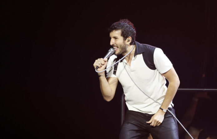 Fotografía de archivo, tomada el pasado 25 de abril, en la que se captó una presentación del cantante colombiano Sebastián Yatra, en Bogotá (Colombia). EFE/Mauricio Dueñas
