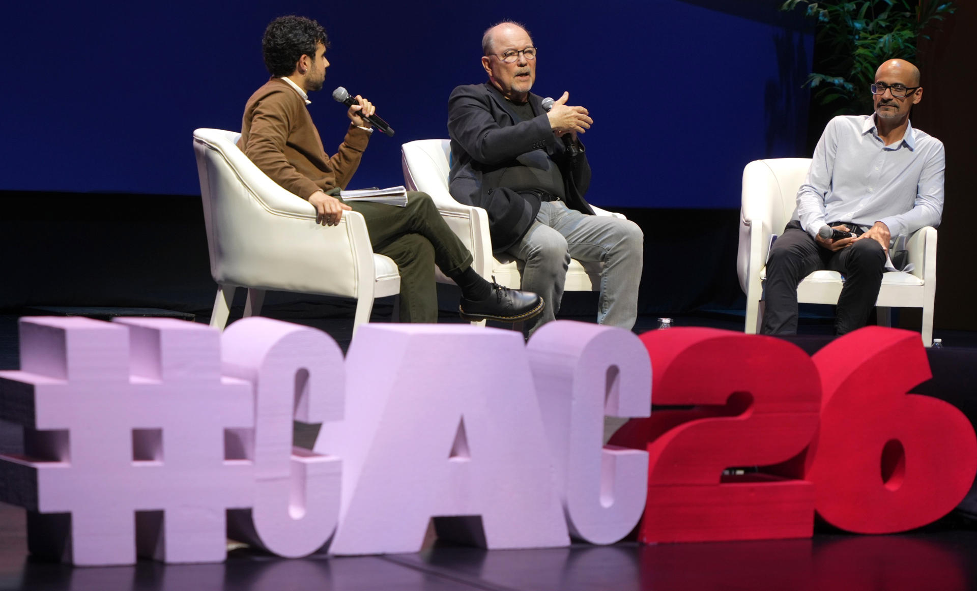De izquierda a derecha, el periodista puertorriqueño Ronald Avil, el cantautor panameño Rubén Blades y el escritor dominicano-estadounidense Junot Díaz durante un evento este sábado, en Ciudad de Panamá (Panamá).  EFE/ Aris Mariota
