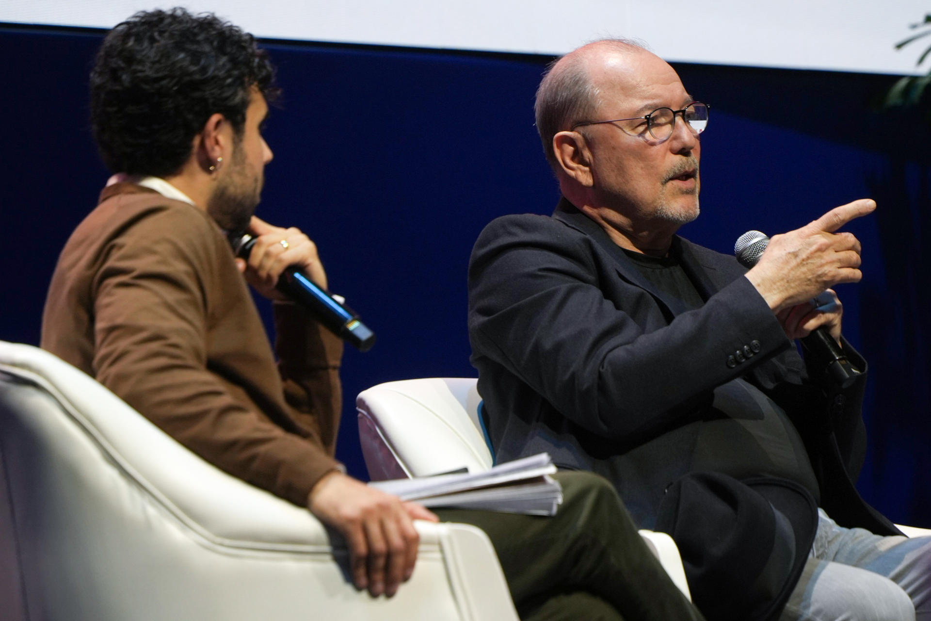 El cantautor panameño Rubén Blades (d) habla en un evento este sábado, en Ciudad de Panamá (Panamá). EFE/ Aris Mariota

