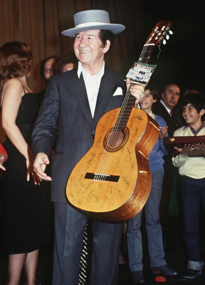 Hace 110 años nació Juanito Valderrama, mítica figura de la copla y el flamento. En la imagen, durante un homenaje en el Teatro Monumental, en 1984. Efe/md/Archivo

