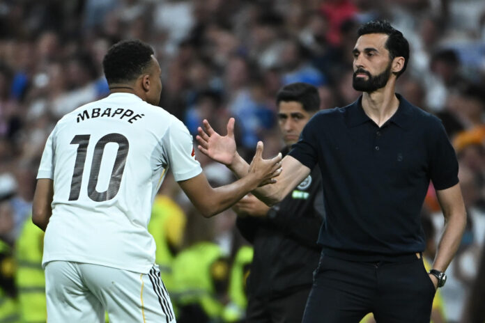 El delantero del Real Madrid Kylian Mbappé celebra con su entrenador Álvaro Arbeloa tras marcar el tercer gol del equipo durante el partido de la última jornada de LaLiga que Real Madrid y Athletic Club disputaron este sábado en el estadio Santiago Bernabéu. EFE/Fernando Villar
