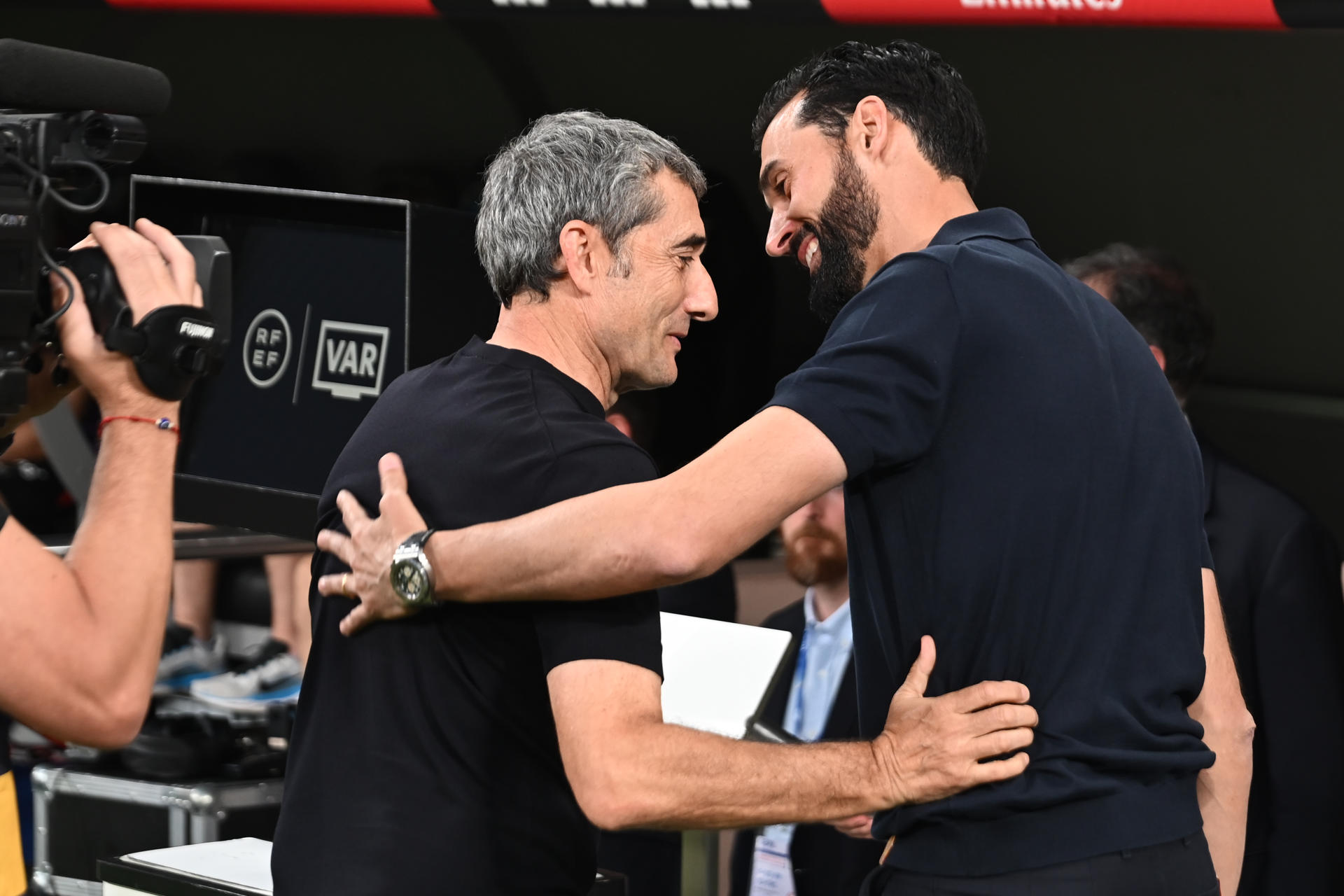 El entrenador del Real Madrid Álvaro Arbeloa saluda al técnico del Athletic Club, Ernesto Valverde antes del partido de la última jornada de LaLiga que Real Madrid y Athletic Club disputaron este sábado en el estadio Santiago Bernabéu. EFE/Fernando Villar
