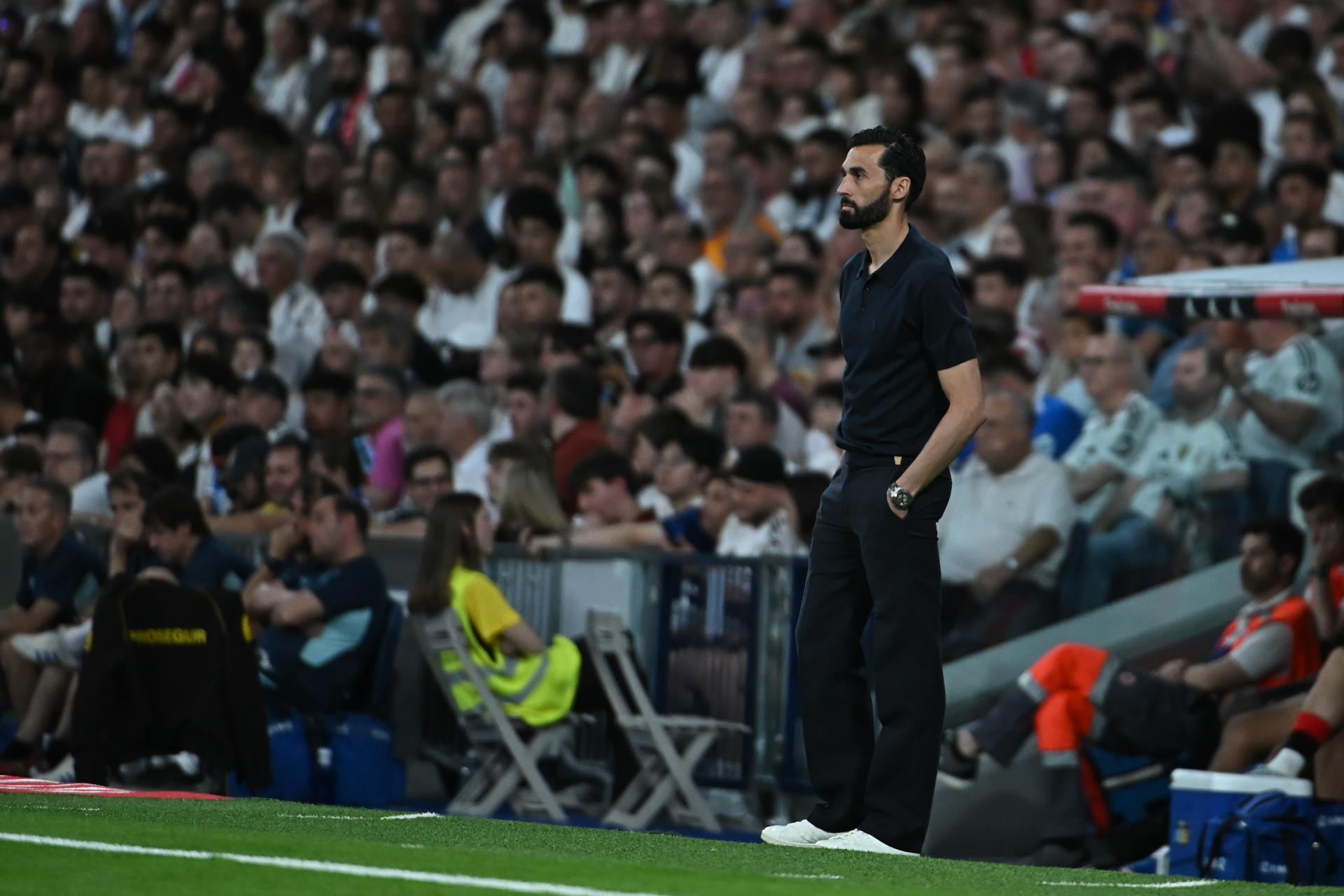 El entrenador del Real Madrid, Álvaro Arbeloa, durante el partido disputado este sábado contra el Athletic Club, correspondiente a la última jornada de LaLiga EA Sports. EFE/ Fernando Villar