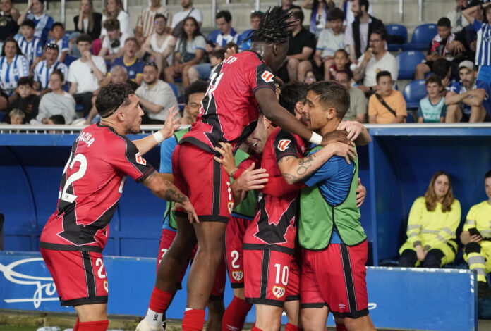 Los jugadores del Rayo celebran el 1-2, durante el partido de LaLiga de fútbol que Deportivo Alavés y Rayo Vallecano disputaron este sábado en el estadio de Mendizorroza, en Vitoria. EFE/ L. Rico
