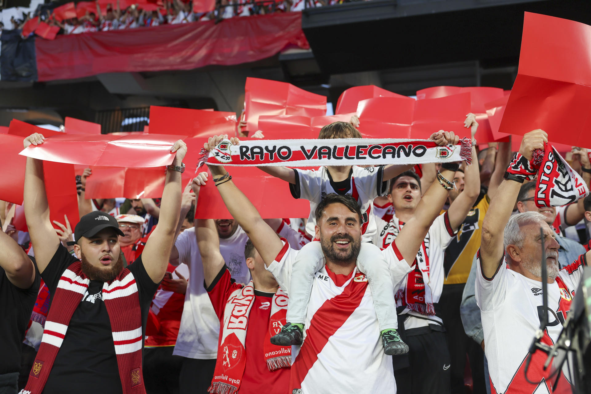 Fotografía de Kiko Huesca, en la que puede verse en una imagen de archivo del pasado 30 de abril a aficionados del Rayo Vallecano animando a su equipo en un partido de Liga Conferencia. EFE