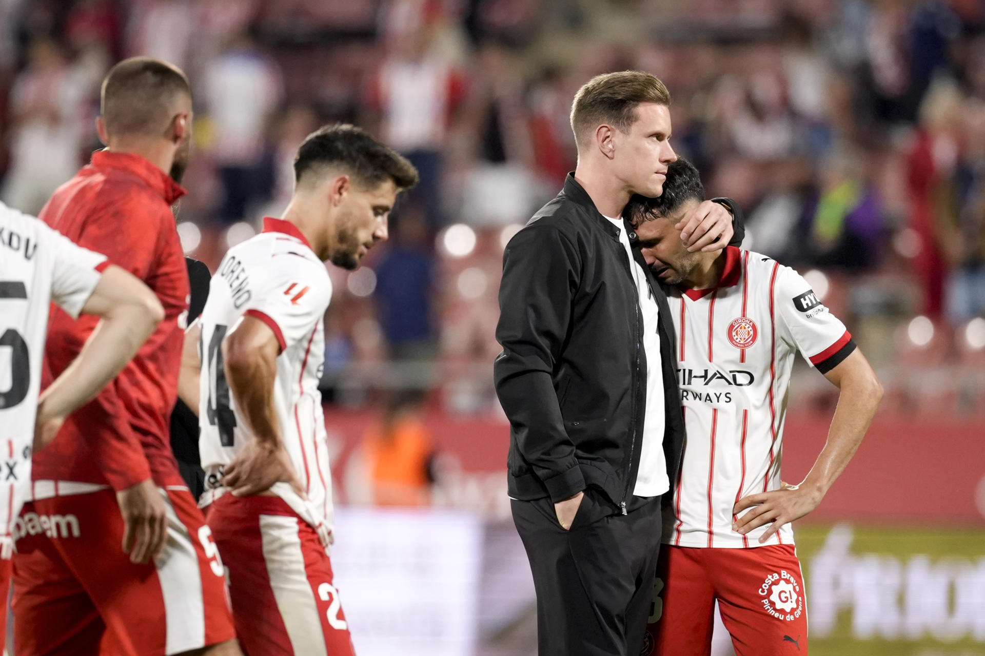 Los jugadores del Girona visiblemente afectados tras el descenso del equipo a Segunda División al término del partido de la jornada 38 de la LaLiga EA Sports entre el Girona Fc y el Elche Fc, este sábado en el estadio municipal de Montilivi.- EFE/ David Borrat