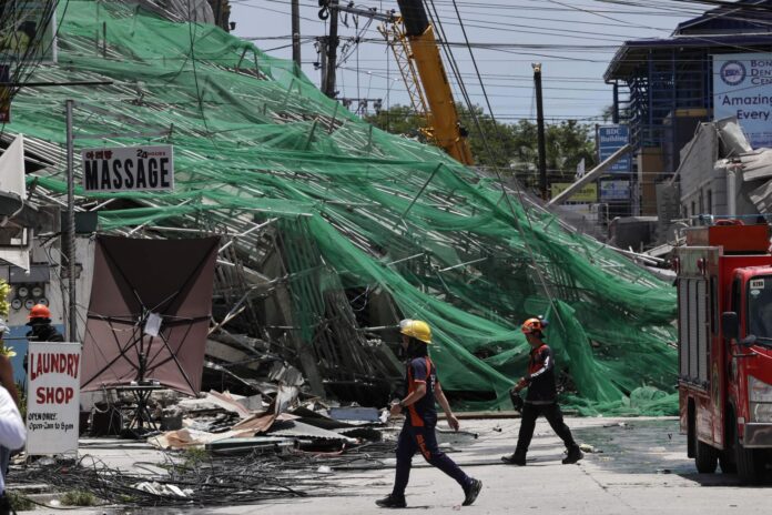 ANGELES (Philippines), 24/05/2026.- Equipos de rescate buscan supervivientes tras el colapso de un edificio en construcción en Los Angeles City, en la provincia de Pampanga, en Filipinas. EFE/EPA/ROLEX DELA PENA
