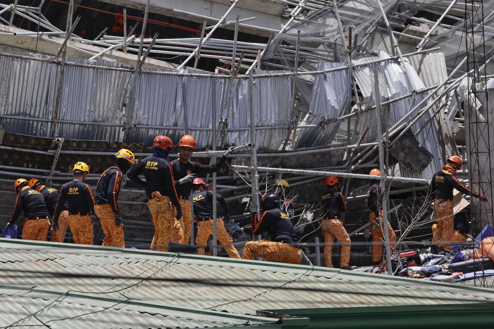 ANGELES (Philippines), 24/05/2026.- Equipos de rescate buscan supervivientes tras el colapso de un edificio en construcción en Los Angeles City, en la provincia de Pampanga, en Filipinas. EFE/EPA/ROLEX DELA PENA
