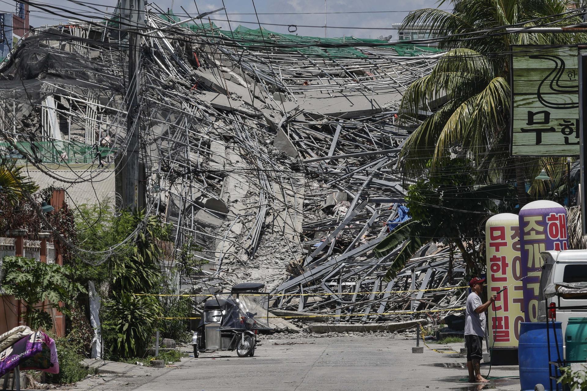 ANGELES (Philippines), 24/05/2026.- Equipos de rescate buscan supervivientes tras el colapso de un edificio en construcción en Los Angeles City, en la provincia de Pampanga, en Filipinas. EFE/EPA/ROLEX DELA PENA
