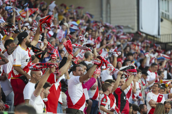 Fotografía de Kiko Huesca, en la que puede verse en una imagen de archivo del pasado 30 de abril a aficionados del Rayo durante el partido de Liga Conferencia frente al Estrasburgo en el estadio de Vallecas, en Madrid. EFE
