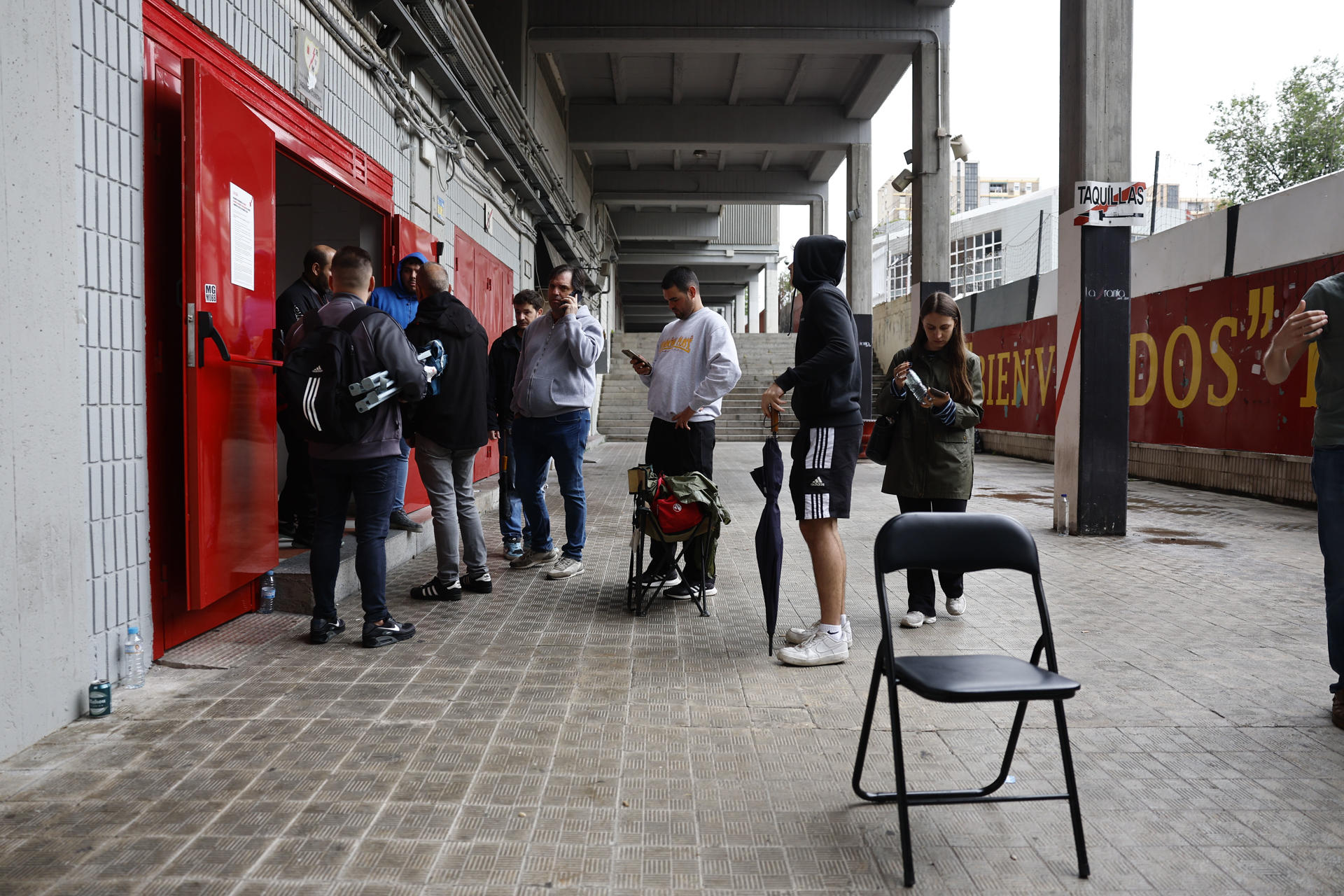 Fotografía de Rodrigo Jiménez, en la que puede verse en una imagen de archivo del pasado 2 de mayo a aficionados del Rayo Vallecano haciendo cola para comprar entradas. EFE

