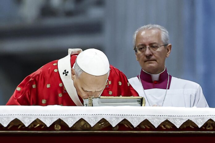 El papa León XIV (i) oficia la Santa Misa de la Solemnidad de Pentecostés en la Basílica de San Pedro, en Ciudad del Vaticano, el 24 de mayo de 2026. (Papa) EFE/EPA/ANGELO CARCONI
 
//////////
 
VATICAN CITY (Vatican City State (Holy See)), 24/05/2026.- Pope Leo XIV (L) leads the Holy Mass for the Solemnity of Pentecost at St. Peter's Basilica, in Vatican City, 24 May 2026. (Papa) EFE/EPA/ANGELO CARCONI
