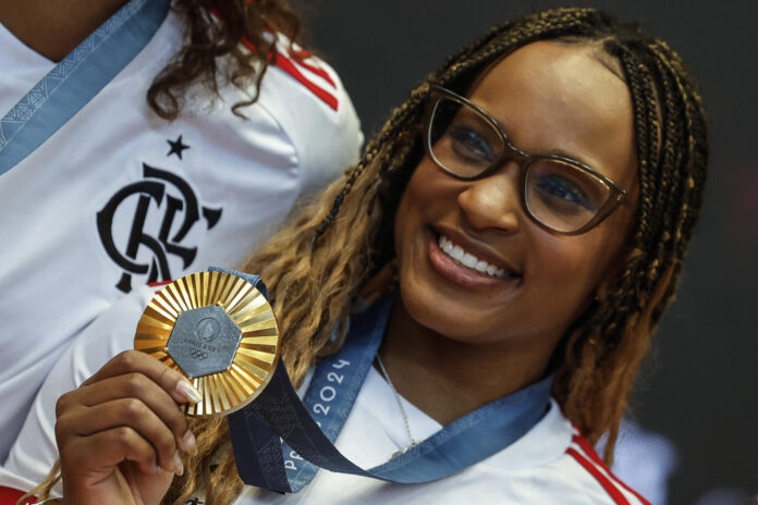 Fotografía de Antonio Lacerda, en la que puede verse en una imagen de archivo del 14 de agosto de 2024 a la gimnasta brasileña Rebeca Andrade con su medalla de oro lograda en los Juegos Olímpicos de París. EFE
