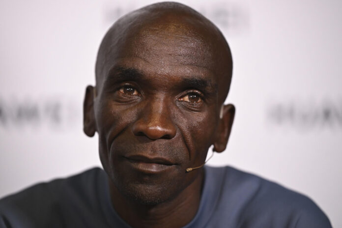 Fotografía de Fernando Villar, en la que puede verse en una imagen de archivo del pasado 26 de febrero al atleta keniano Eliud Kipchoge. EFE
