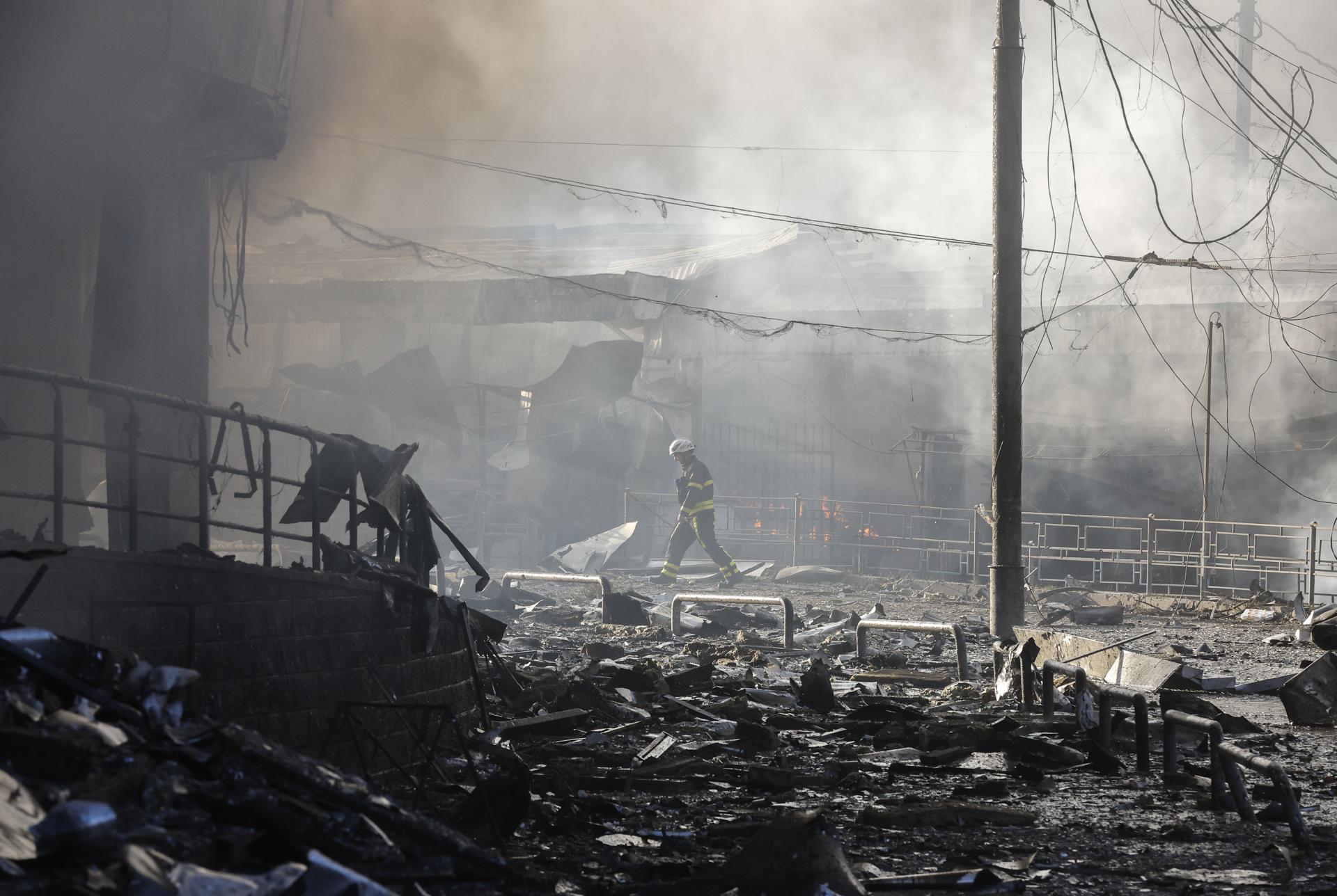 Rescatistas ucranianos trabajan en un centro comercial en Kiev el 24 de mayo de 2026 tras un bombardeo ruso. EFE/EPA/SERGEY DOLZHENKO
