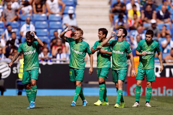 Fotografía de Alberto Estévez, en la que puede verse en una imagen de archivo del 22 de septiembre de 2019 a los jugadores de la Real Sociedad durante el periodo de hidratación en un partido. EFE

