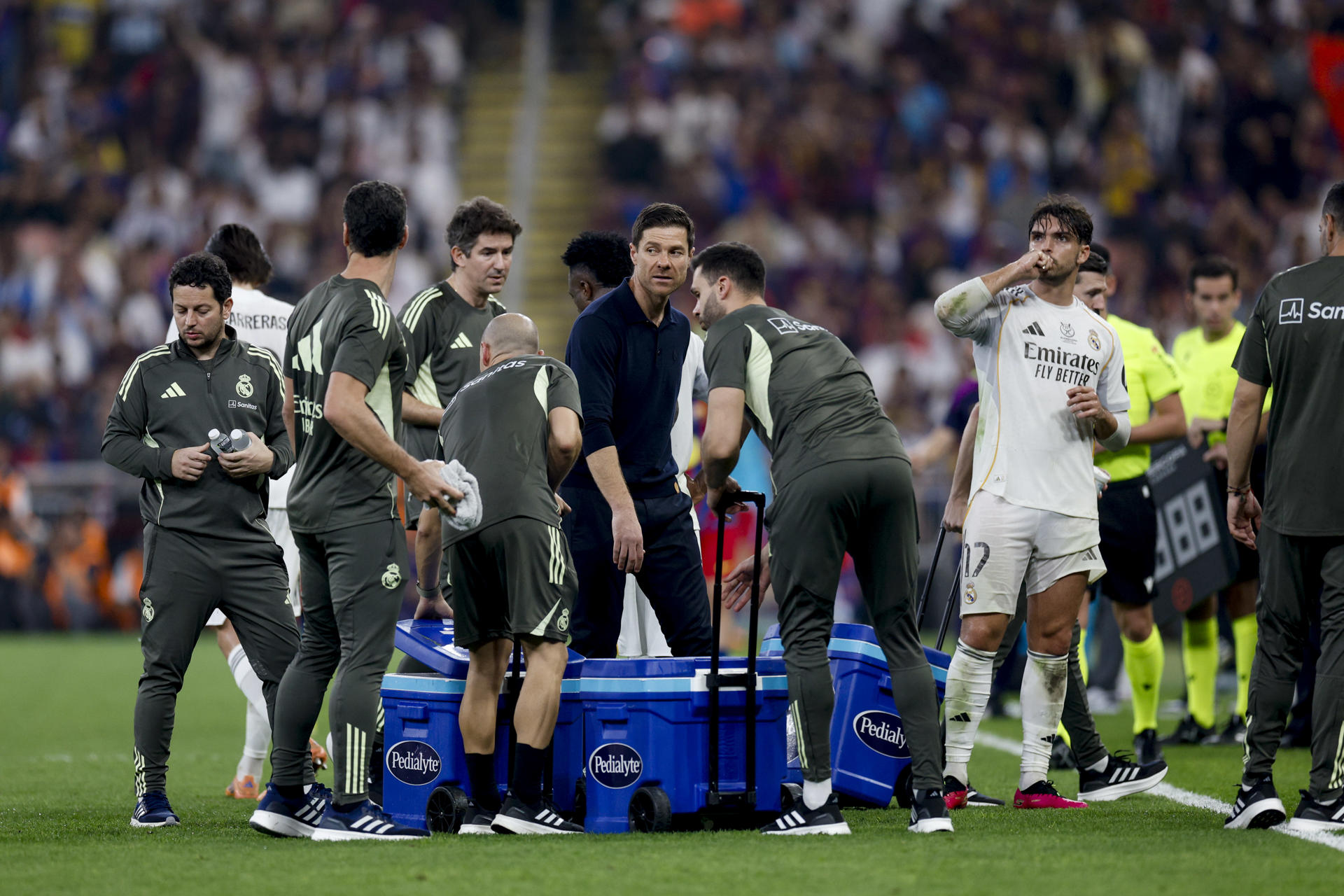 Fotografía de Kai Försterling, en la que puede verse en una imagen de archivo del pasado 11 de enero al entonces técnico del Real Madrid, Xavi Alonso, durante la pausa de hidratación en un partido. EFE
