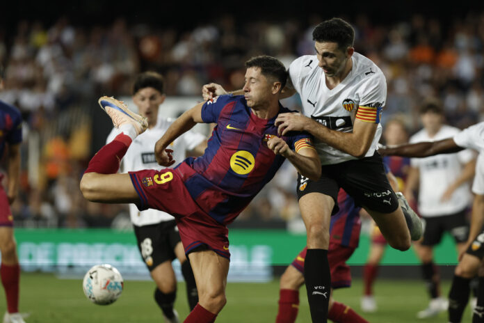 El delantero del FC Barcelona Robert Lewandowski durante el partido de la jornada 38 de LaLiga entre el Valencia y el Barcelona, este sábado en el estadio de Mestalla en Valencia. EFE/ Biel Aliño
