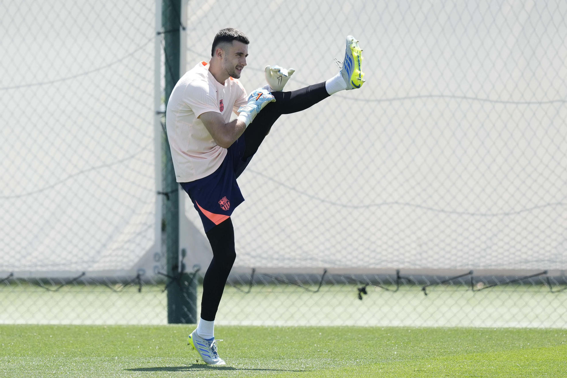 Fotografía de Enric Fontcuberta, en la que puede verse en una imagen de archivo del pasado 12 de mayo al portero del FC Barcelona Joan García, durante un entrenamiento. EFE
