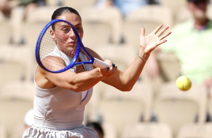La ucraniana Marta Kostyuk, durante su partido de primera ronda de Roland Garros contra la española Oksana Selekhmeteva, disputado este domingo. EFE/ YOAN VALAT
