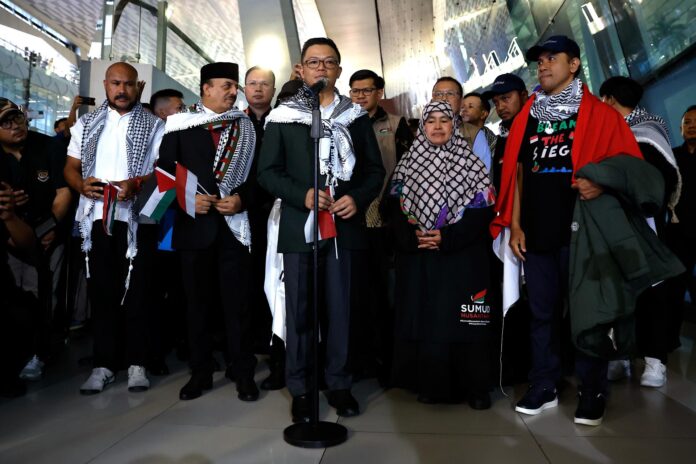 TANGERANG (Indonesia), 24/05/2026.- El ministro de Exteriores de Indonesia, Sugiono, recibe a los activistas de la Global Sumud Flotilla (GSF) en Yakarta. EFE/EPA/MAST IRHAM
