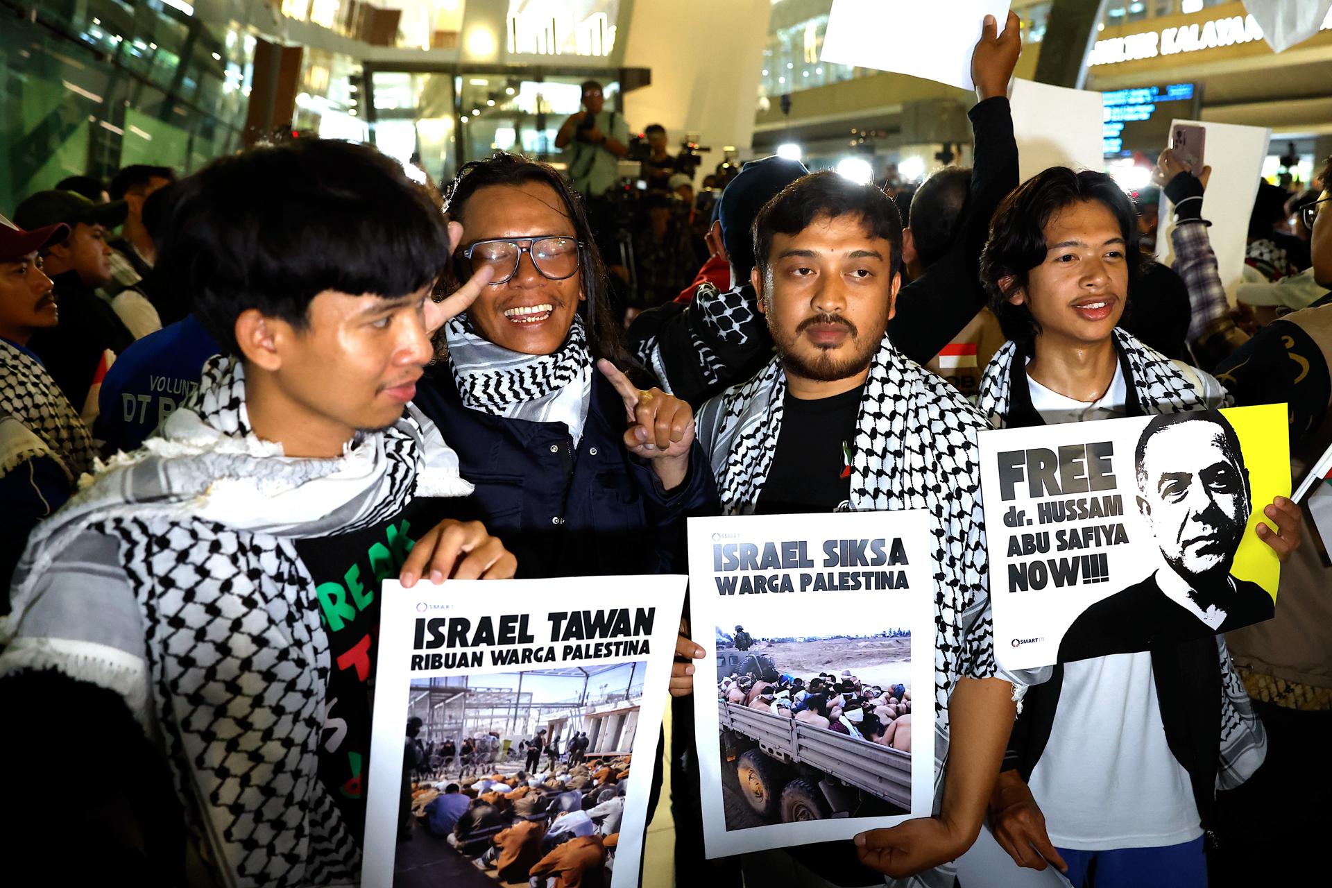 TANGERANG (Indonesia), 24/05/2026.- Activistas indonesios que participaron en la Global Sumud Flotilla (GSF) llegan a Yakarta. EFE/EPA/MAST IRHAM
