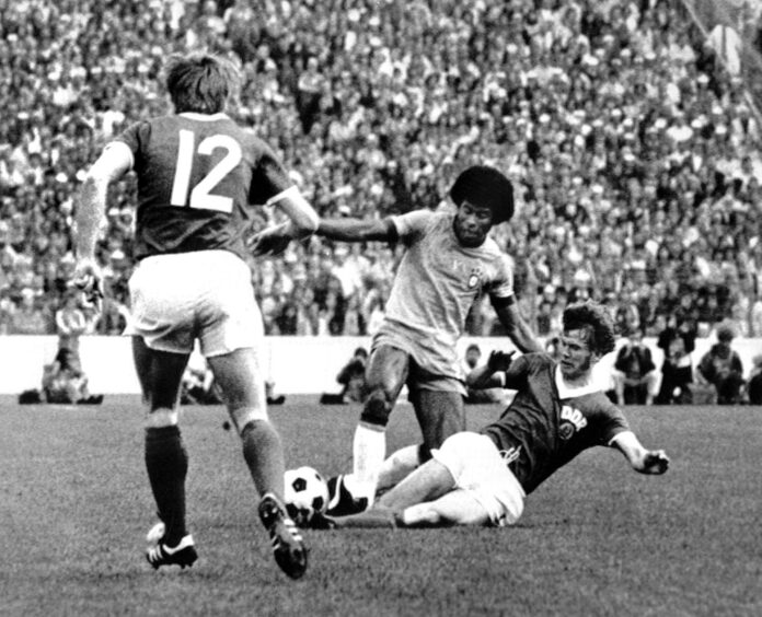 En la foto, el brasileño Jairzinho regatea al alemán Bransch en presencia de Watzlich (12). EFE/rba
