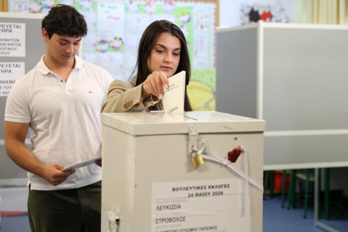 Nicosia (Chipre), 24/05/2026.- Una mujer vota en las elecciones parlamentarias en Nicosia (Chipre). EFE/EPA/George Christophorou
