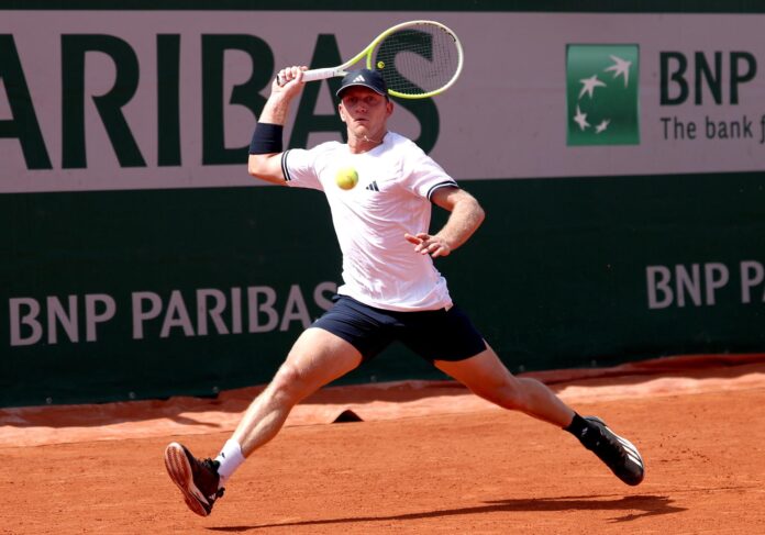 El tenista español Alejandro Davidovich Fokina, durante su partido de primera ronda de Roland Garros, disputado este domingo contra el bosnio Damir Dzumhur. EFE/ MOHAMMED BADRA
