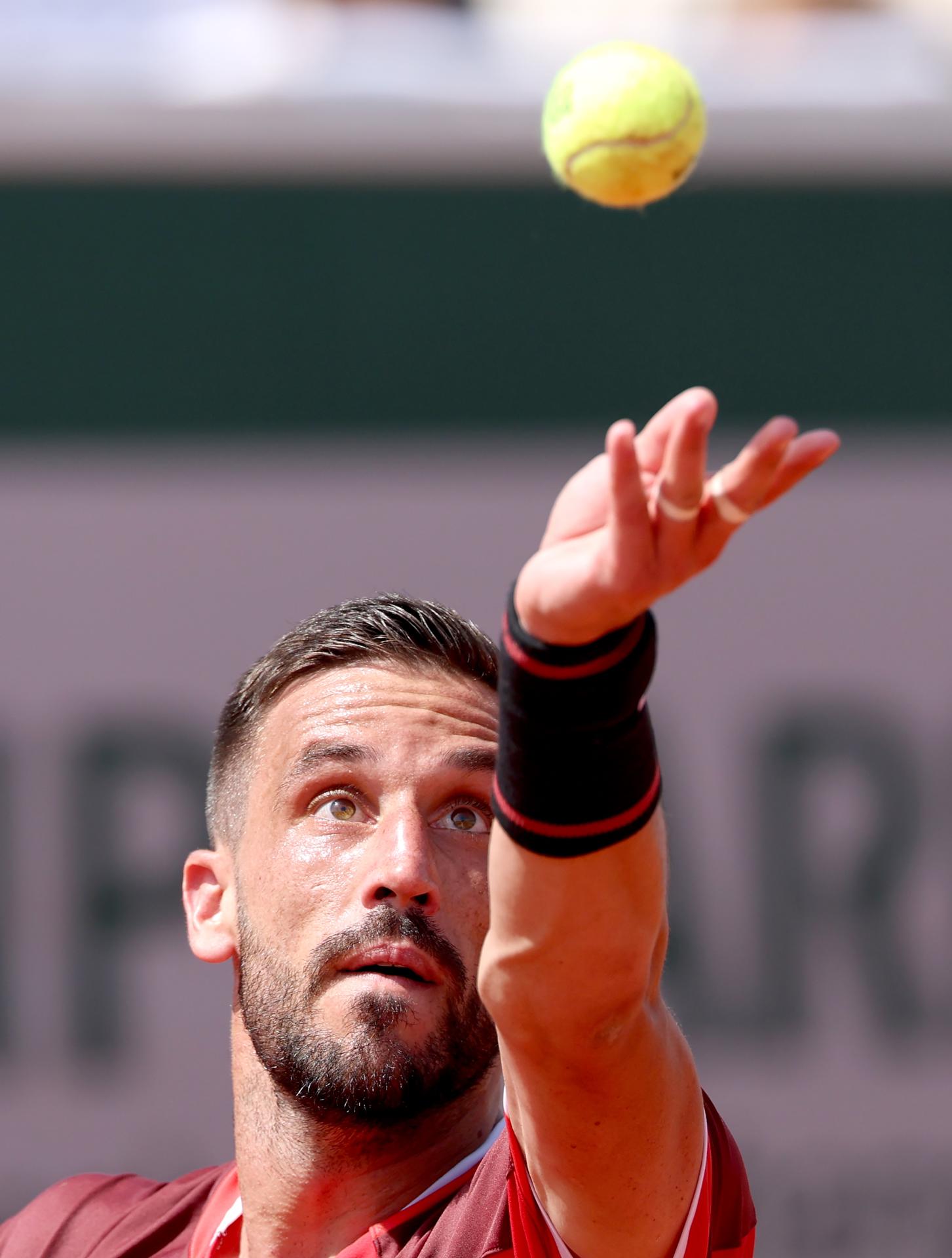 El tenista bosnio Damir Dzumhur, en su partido de primera ronda de Roland Garros disputado este domingo contra el español Alejandro Davidovich Fokina. EFE/MOHAMMED BADRA

