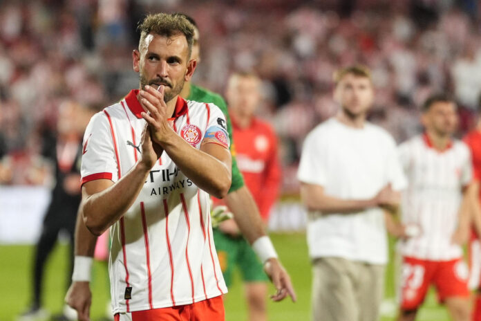El delantero del Girona Cristhian Stuani al término del partido de la jornada 38 de la LaLiga EA Sports entre el Girona Fc y el Elche Fc disputado en el estadio municipal de Montilivi.- EFE/ Siu Wu
