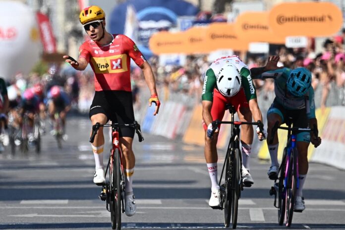 El ciclista noruego Fredrik Dversnes (Uno-X) tras en la decimoquinta etapa del Giro de Italia, de 157 kilómetros, disputada entre las localidades de Voghera y Milán.EFE/EPA/LUCA ZENNARO
