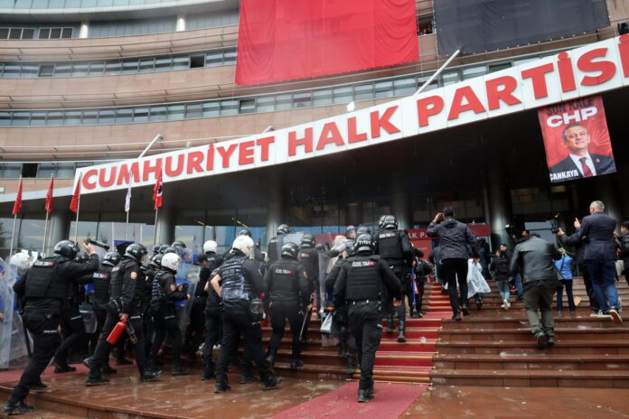 Ankara (Turquía), 24/05/2026.- La policía turca entra en la sede del principal partido de la oposición, el socialdemócrata CHP. EFE/EPA/NECATI SAVAS
